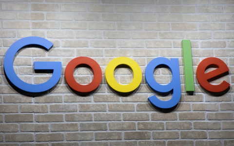 Google-Logo auf Steinmauer