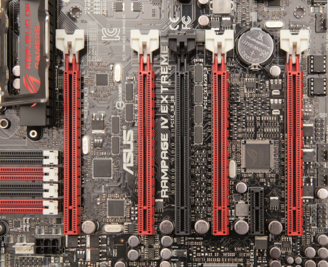 PCI Express: Die roten Steckplätze nach PCI Express 3.0 sind mit 16 Datenkanälen (Lanes) am Prozessor angebunden. Sie bieten damit die maximale Bandbreite für Grafikkarten.