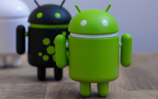 Android-Figuren auf Tisch