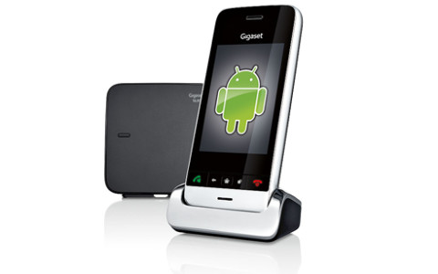 Das Gigaset SL903A ist ein Smartphone für das Festnetz: Es läuft mit Android 4 alias Ice Crean Sandwich und bietet über den Google Play Store Zugriff auf Apps, E-Books & Co.