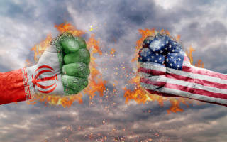 Fäuste mit den Flaggen der USA und dem Iran