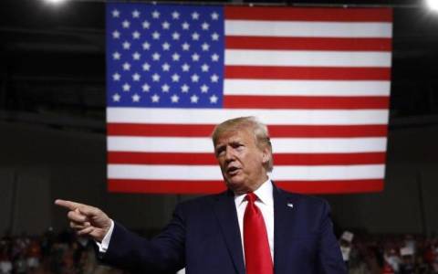 Trump vor US-Flagge