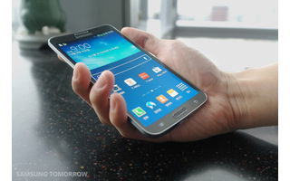 Das Samsung Galaxy Round ist das erste Android-Smartphone, dessen Display nach innen gebogen ist.