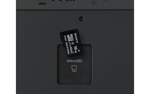 Auf der Rückseite des Sony PRS-T3 Reader verdeckt eine große Plastikabdeckung den Einschub für MicroSD-Karten mit bis zu 32 GByte.