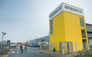 Die Verbraucherzentrale Nordrhein-Westfalen hat Amazon abgemahnt. Der Grund: Der Online-Riese kündigte ohne Vorwarnung die Konten von Kunden, die angeblich zu viele Waren zurückgesendet haben.