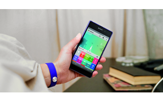 Ebenso wie das Jawbone wird auch Sonys Lösung namens SmartBand in vielen knalligen Farben erhältlich sein. Neben der Aufzeichnung der täglichen Aktivitäten meldet das Gerät auch eingehende Anrufe auf dem Smartphone mittels Vibration oder per LED.