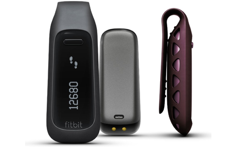 Dieses Feature bietet auch der Fitbit One (99,95 Euro), zudem hat er eine Weckfunktion an Bord. Die Auswertung erfolgt wahlweise über die iOS- beziehungsweise Android-App oder über das Web-Frontend.