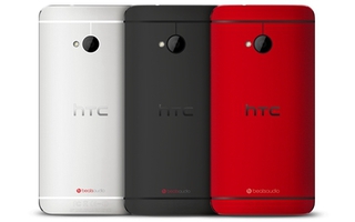 Insgesamt stehen fünf verschiedene Farbvarianten (Silber, Schwarz, Gold, Rot und Blau) für das HTC One zur Verfügung.
