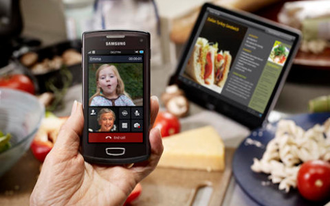 2013 wurden erstmals mehr Smartphones als einfache "Feature Phones" verkauft. Weltweit konnte Samsung den Verfolger Nokia weiter distanzieren.