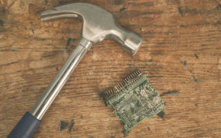 Hammer und Computer-Chip