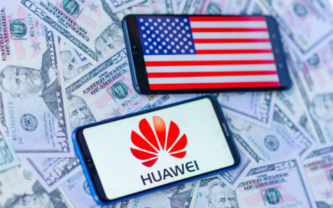 Huawei und US-Flagge auf Smartphone-Displays