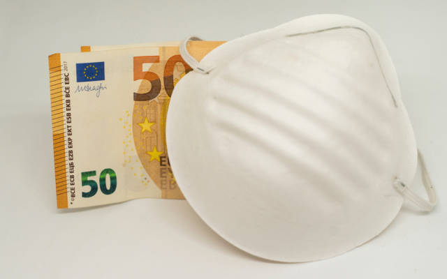 Euro-Schein hinter Schutzmaske