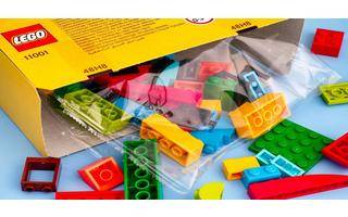 Geöffneter Lego Karton, Spielsteine liegen davor