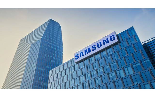 zwei große Gebäude mit dem Samsung Schriftzug