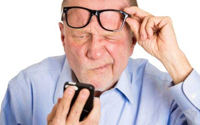 Senior hat Probleme mit der Bedienung seines Smartphones
