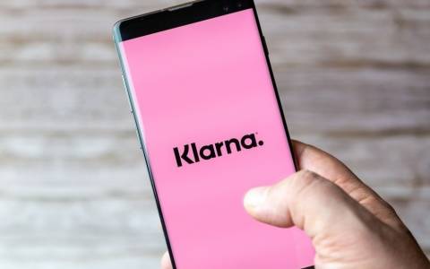 Smartphone mit Klarna-App
