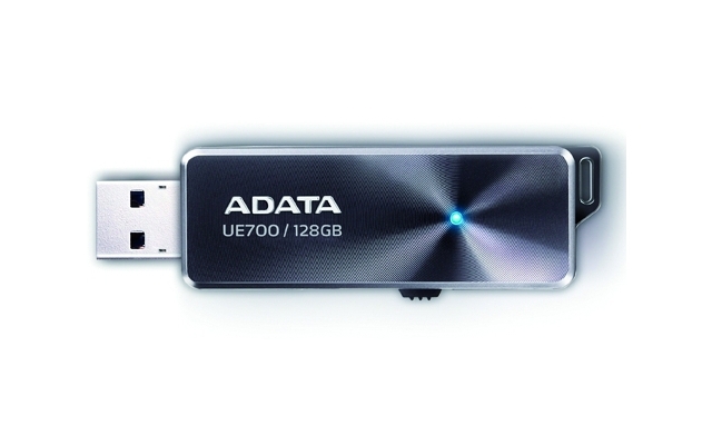 Der Dashdrive Elite UE700 von Adata hat eine Kapazität von 128 GByte, die mit flotten 220 / 135 MByte/s gelesen beziehungsweise geschrieben werden.