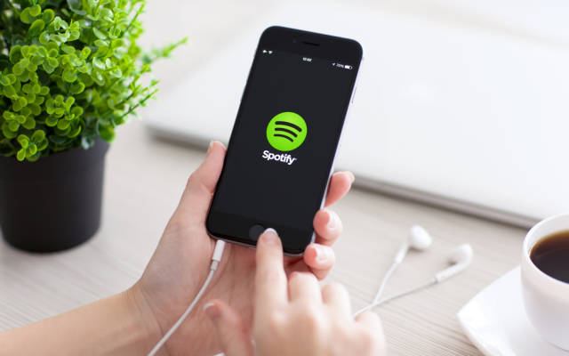 Display eines Smartphones zeigt das Spotify-Logo