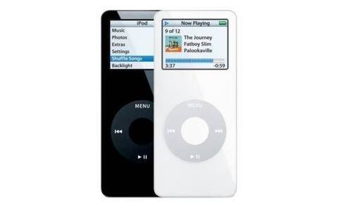 Zwei iPod Nanos in Schwarz und Weiss