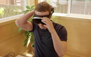 Mark Zuckerberg, CEO von Meta, testet einen Prototyp der neuen VR-Brille «Holocake 2»