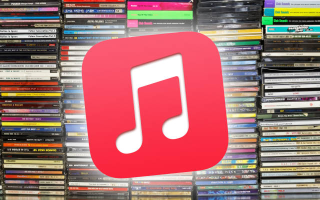 Im Vordergrund steht das Symbol der Musik-App von Apple; im unscharfen Hintergrund sind einige Stapel mit CDs zu sehen