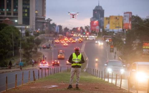 Eine Drohne überwacht in Nairobi den Verkehr