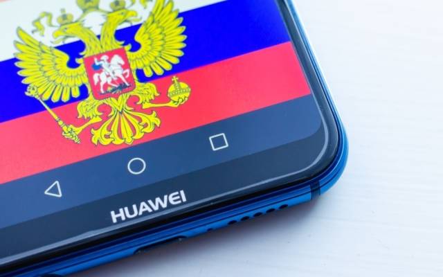 Huawei-Smartphone mit russischer Flagge auf dem Display
