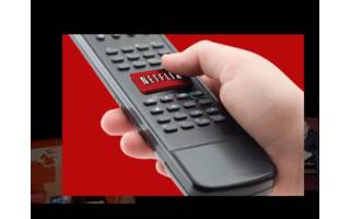 Eine Fernbedienung mit grossem rotem Netflix-Knopf