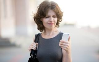 Frau mit Smartphone in der Hand hat kein Netz
