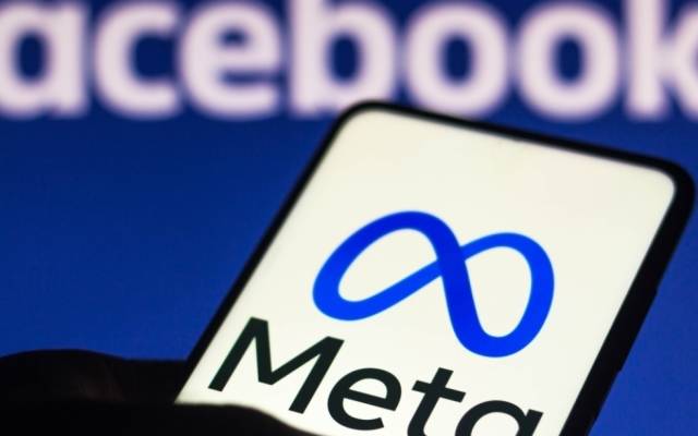 Facebookhintergrund mit Meta-App auf dem Smartphone