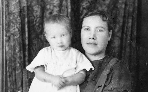 Schwarzweissfoto einer Frau mit einem Kleinkind auf dem Arm