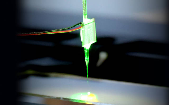 Mit einer Glasnadel, die per Ultraschall in Schwingung versetzt wird, lassen sich Flüssigkeiten gezielt bewegen und Partikel einfangen.