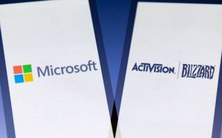 Logos von Microsoft und Activision auf Smartphone-Displays