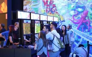Besucher der Spielemesse Gamescom probieren neue Computerspiele direkt vor Ort aus.