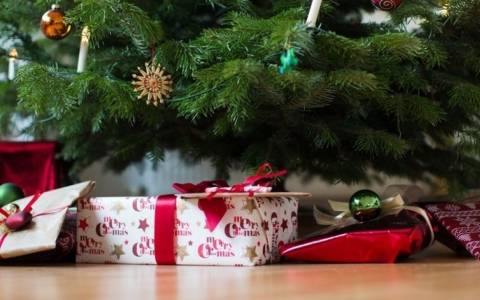 Laut einer Umfrage wollen knapp 20 Prozent der Befragten dieses Jahr weniger Geld für Weihnachtsgeschenke ausgeben.
