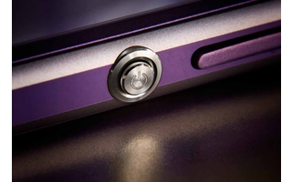Alleinstellungsmerkmal: Sony platziert den Powerbutton seitlich am Gehäuse, was der Ergonomie zugutekommen soll.