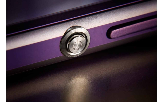 Alleinstellungsmerkmal: Sony platziert den Powerbutton seitlich am Gehäuse, was der Ergonomie zugutekommen soll.