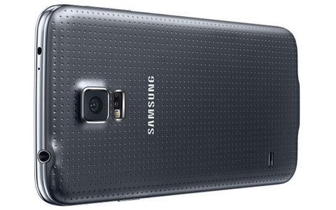 Besonders interessant für Sportler: Das Samsung Galaxy S5 verfügt über einen Pulsmeser, der hier rechts neben der Kameralinse zu sehen ist.
