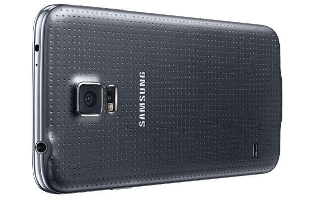 Besonders interessant für Sportler: Das Samsung Galaxy S5 verfügt über einen Pulsmeser, der hier rechts neben der Kameralinse zu sehen ist.