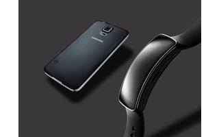 Das ebenfalls neu vorgestellte Samsung Gear Fit ist ein 27 Gramm leichtes Armband mit Schrittzähler und Pulsmesser. Das Gerät überträgt seine Werte per Bluetooth auf das Samsung Galaxy S5 und die entsprechende App.
