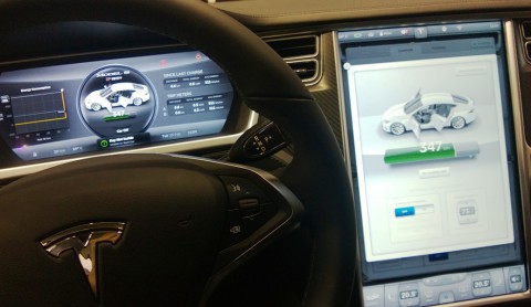 Tesla: Der Automotive-Newcomer zeigt seinen Elektro-Boliden auf dem Stand von Telefónica.