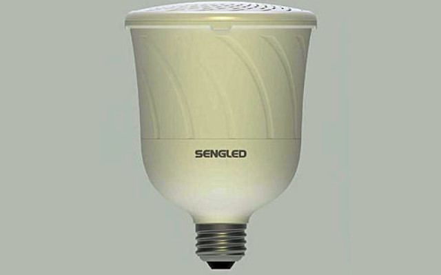 Der chinesische LED-Spezialist Sengled zeigt auf der CeBIT unter anderem eine LED-Leuchte mit Glühbirnenfassung und integriertem drahtlosen Lautsprecher.