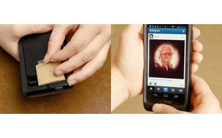 Smartphone als Lochkamera - Wer keine optische Linse zur Hand hat, der kann mit einem Stück Pappe im Handumdrehen eine Lochkamera aus seinem Smartphone machen. Die Pappe wird einfach mit Klebeband über der Kameralinse fixiert.