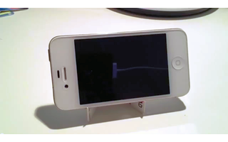 Ultraleichter Smartphone-Ständer - Einen überaus leichten und kompakten Smartphone-Ständer zeigt Tommy T auf Youtube. Er nutzt eine alte Kredit- oder Bankkarte für seinen Aufsteller. Das Smartphone steht stabil und der Ständer passt in den Geldbeutel.