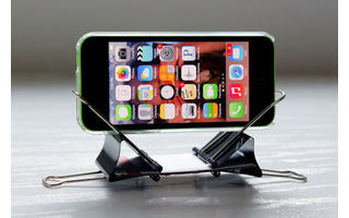 Universelle Smartphone-Ständer - Zwei große Foldback-Klammern, ein wenig Pappe und fertig ist der Smartphone-Ständer. Der mobile Tisch-Aufsteller ist ideal für längere Video-Sessions im Zug.