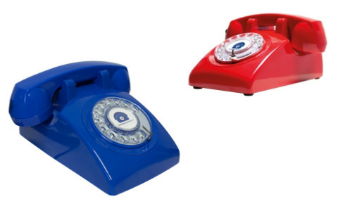 Bei Telefonanschluss.de gibt es den Gegenentwurf zum Smartphone: Das Pick-up-Fon in Gestalt eines alten Wählscheibentelefons mit SIM-Karteneinschub.