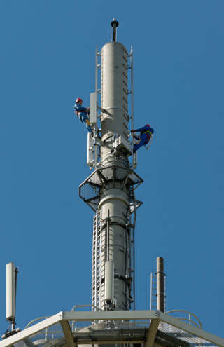 Funkmast: Die LTE-Sendemasten sind sowohl über Richtfunk, wie auch über Glasfaserleitungen mit dem Backbone-Netz der Netzbetreiber verbunden.