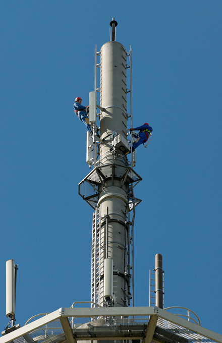 Funkmast: Die LTE-Sendemasten sind sowohl über Richtfunk, wie auch über Glasfaserleitungen mit dem Backbone-Netz der Netzbetreiber verbunden.