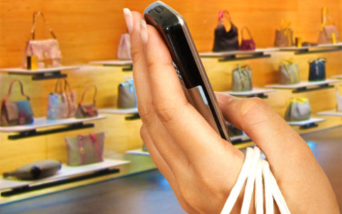 Verbraucher lassen sich eher von mobilen Geräten als vom stationären Handel beraten: 61 Prozent der Käufer ändern laut einer Tradedoubler-Studie ihr Kaufverhalten nach dem Blick aufs Handy im Laden.