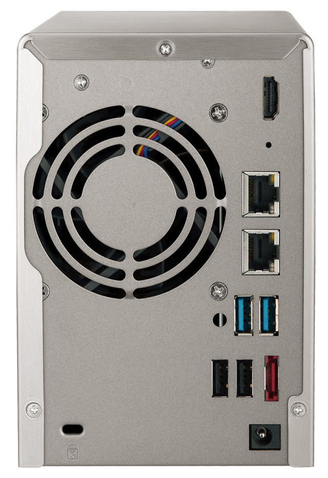 Anschlussvielfalt: Auf der Gehäuserückseite befinden sich zwei Netzwerk-Ports, ein eSATA-Port und je zwei Anschlüsse für USB 2.0 und USB 3.0.